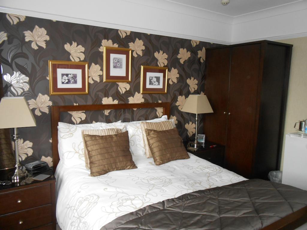 White Lodge Cheltenham Room photo